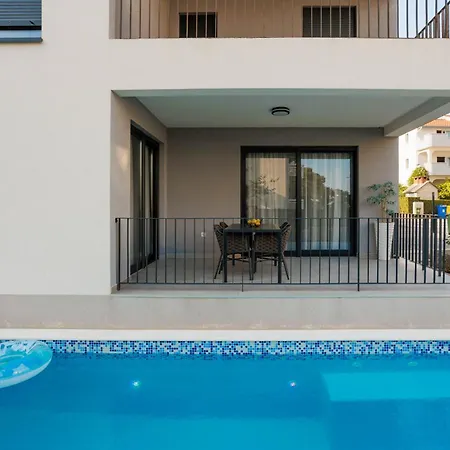 Time&joy With Private Pool Apartment Kastela